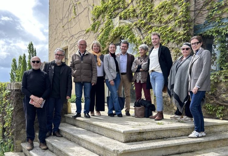 Alain et Laurence Brumont aux côtés de Bruno Spiesser, Frédéric Garcès et les  comédiens dans la cour de Château Montus